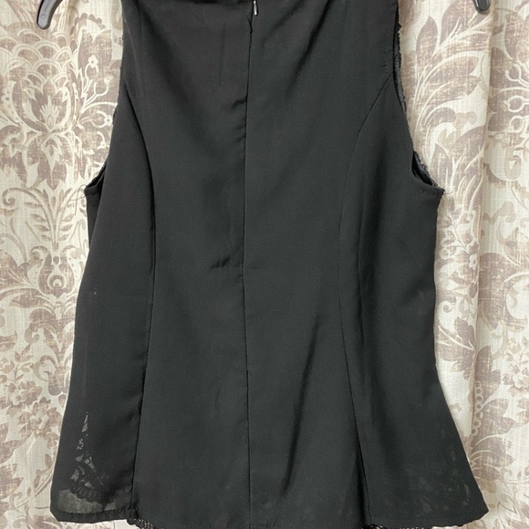 Lacy sleeveless Top - Picture 2 of 3